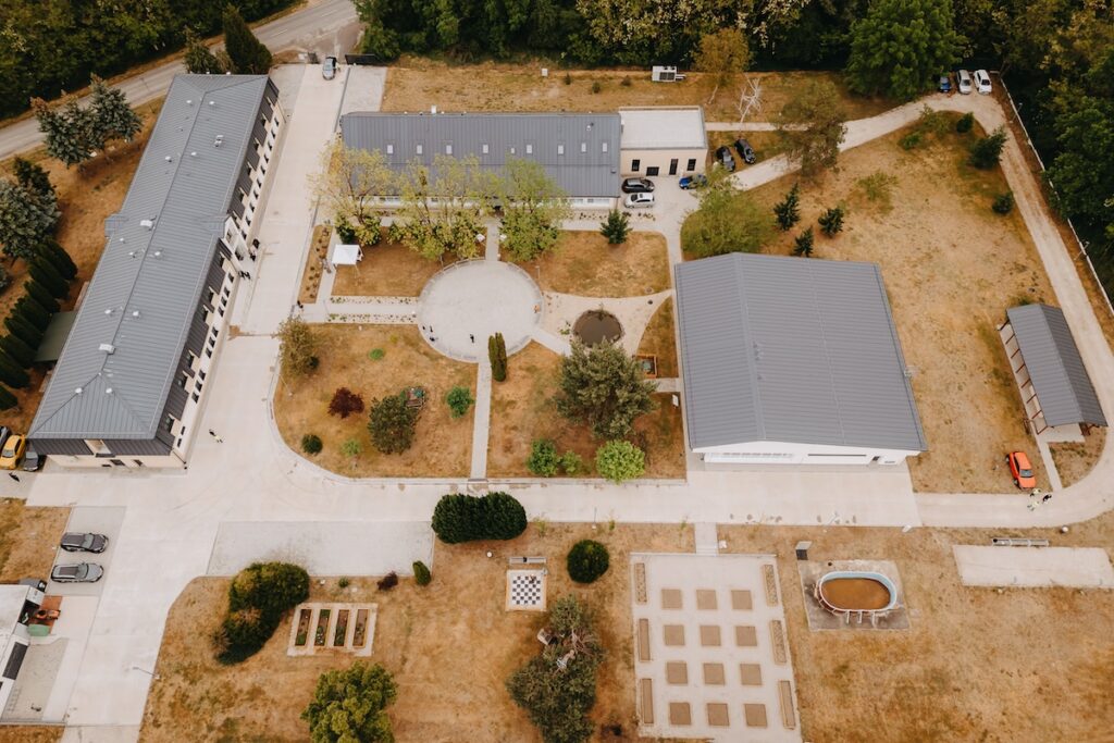 Moderný areál zariadenia sociálnych služieb v Moravskom Svätom Jáne z vtáčej perspektívy