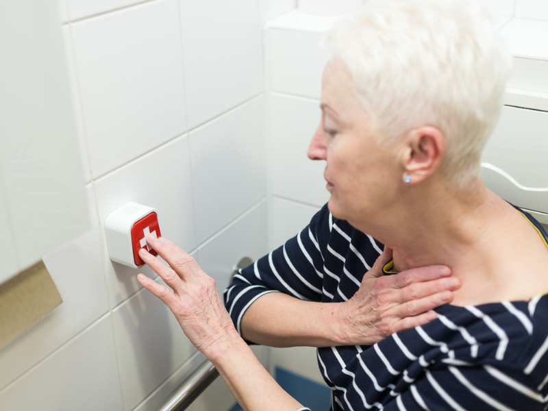 Klientka stiskává tísňové tlačítko – komunikace sestra pacient v domově seniorů